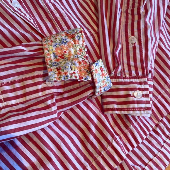 American Eagle crop shirt. Red and white strip with floral detail. Size M - Picture 3 of 4